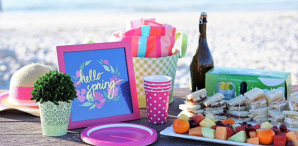 Effortless Entertaining - How To Host a Pretty Picnic at The Beach
