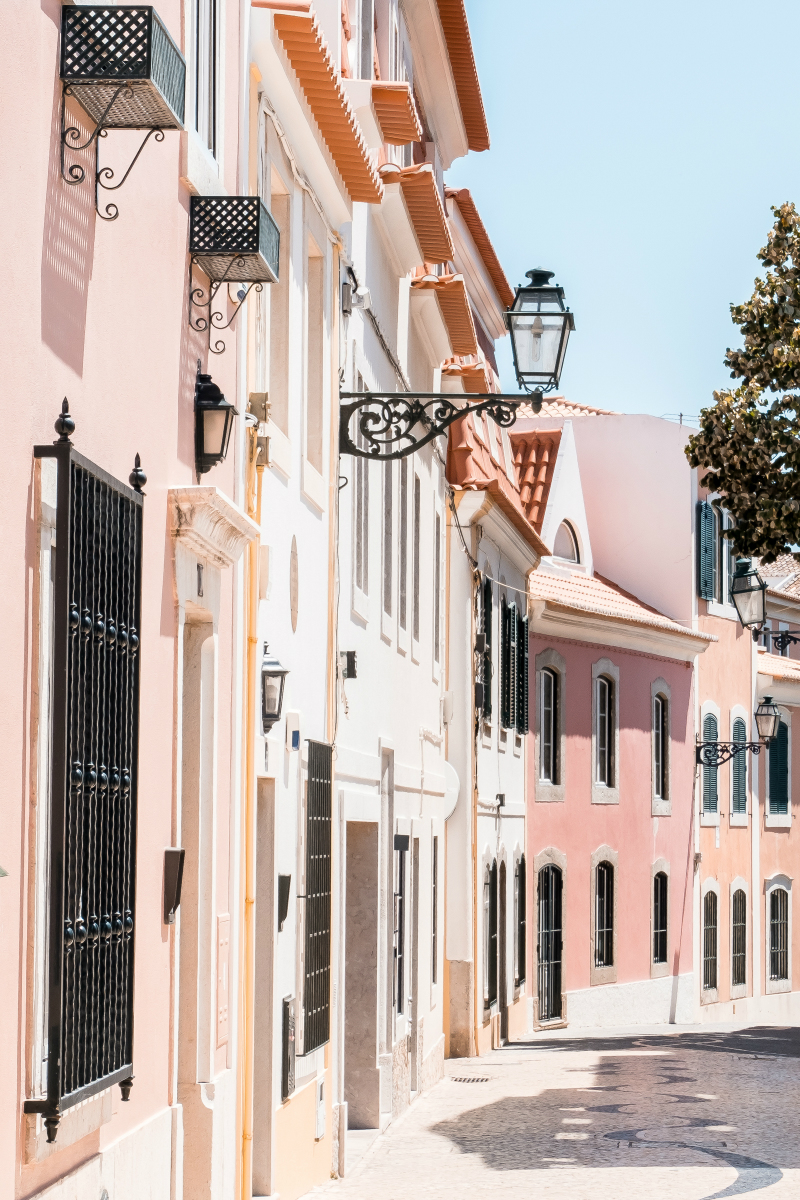 5 Travel Experts Share Secrets To Saving Money When Booking a Luxury Vacation