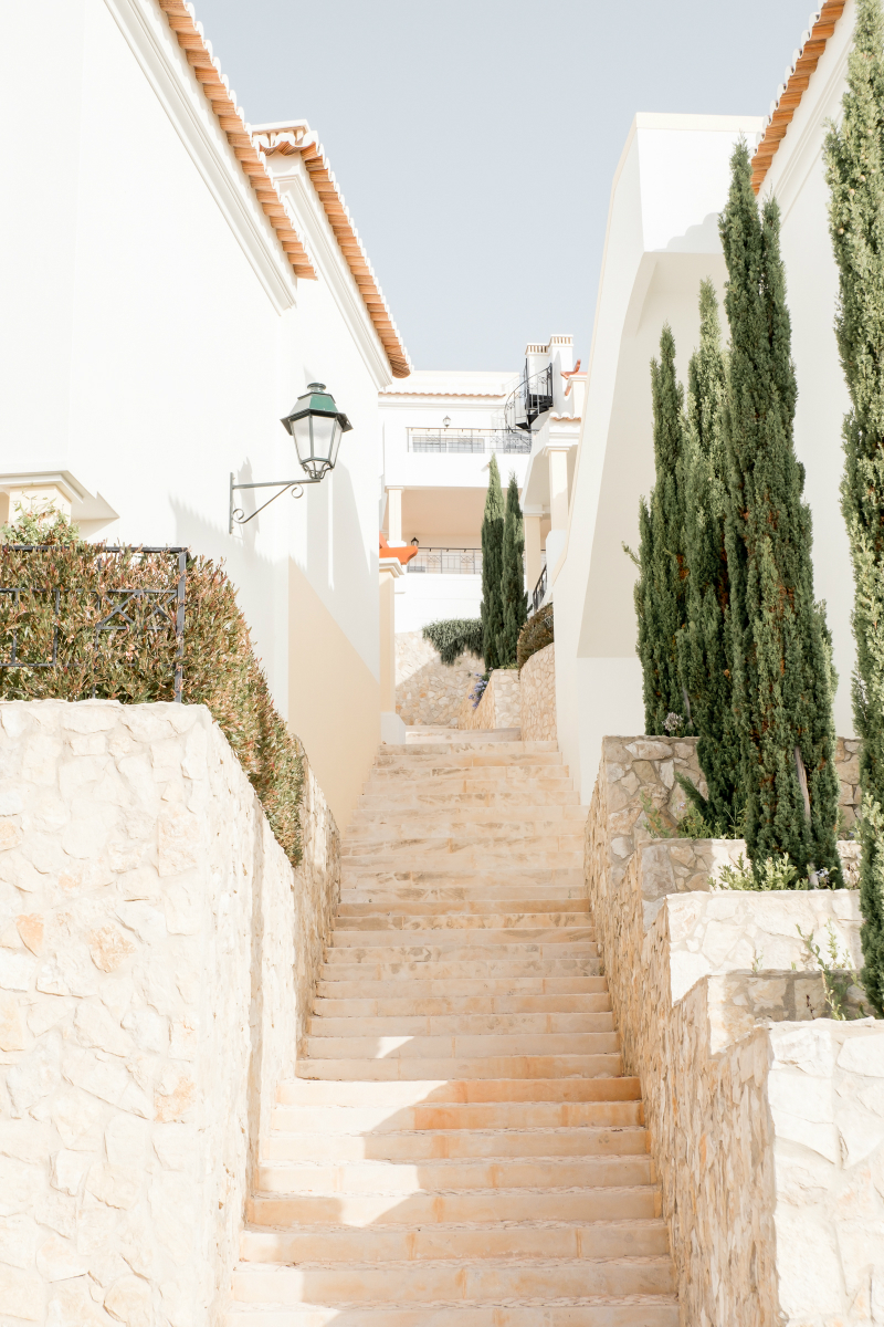 5 Travel Experts Share Secrets To Saving Money When Booking a Luxury Vacation