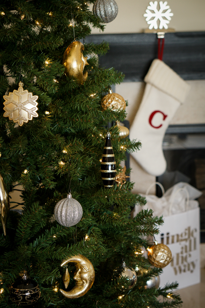 How To Decorate Your Home for The Holidays in Less Than an Hour