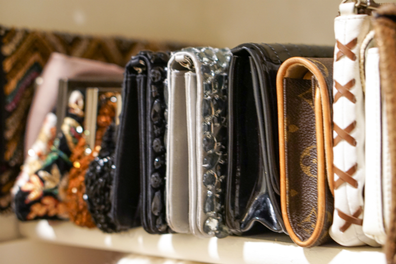 A Comparison of Popular Resale and Consignment Websites That Sell Your Fashion & Accessories